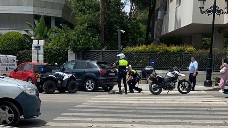 Dos agentes de la Policía Local, en la avenida Arturo Rubinstein.