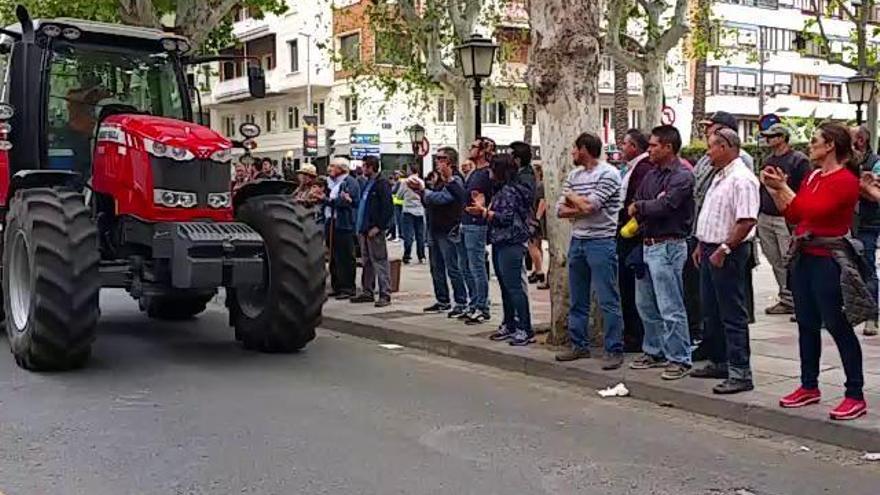 Los tractores 'liberan' Alfonso X ante el aplauso de los presentes