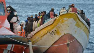 Una patera con 156 personas llega a la isla de El Hierro en Canarias en diciembre de 2023