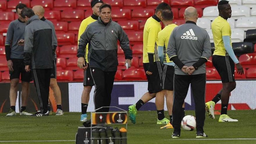 Berizzo, durante los primeros momentos del entrenamiento en Old Trafford. // R. Grobas, enviado especial a Mánchester