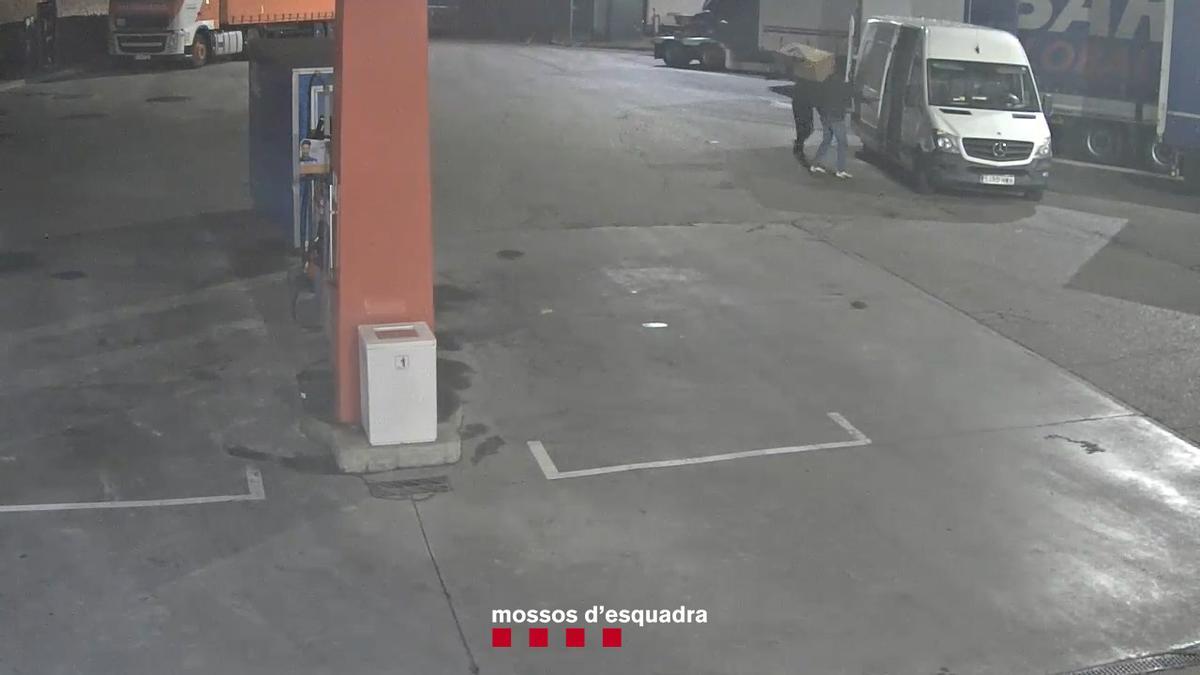 Captació del moment d'un robatori d'un camió en una àrea de servei