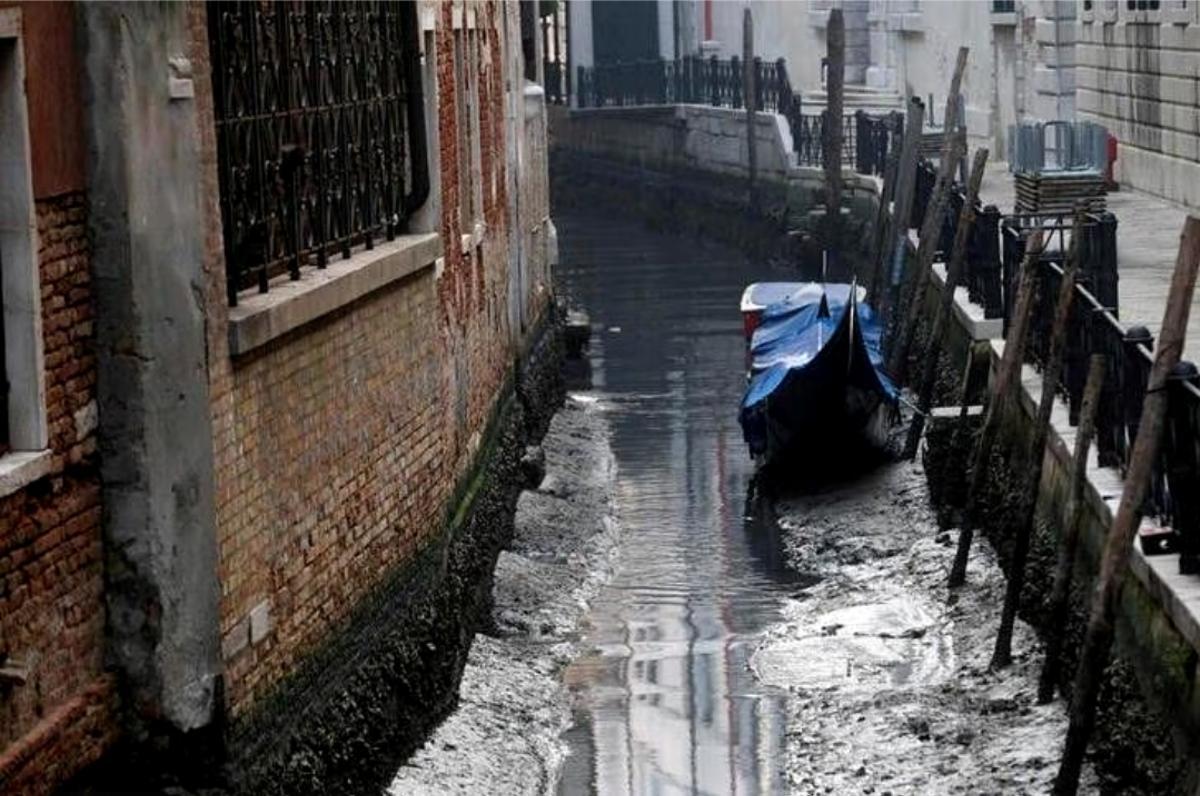 Góndola en canal seco en Venecia