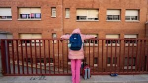 Una niña en la entrada de su colegio en Barcelona.