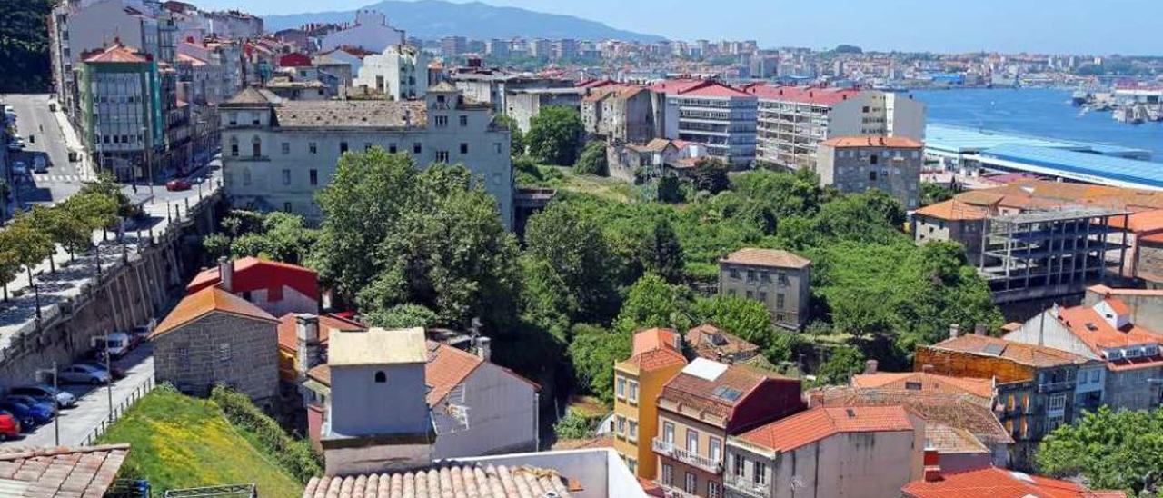 Vista del barrio do Cura, entre Paseo de Alfonso, Torrecedeira y O Berbés. // Marta G. Brea