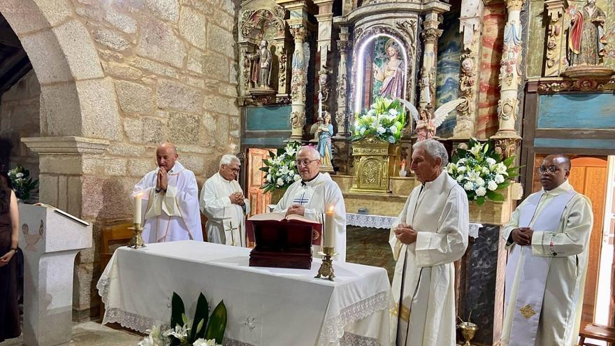Misa de las bodas de plata de Manuel Areán, lalinense párroco de Chantada, presidida por el obispo de Lugo..