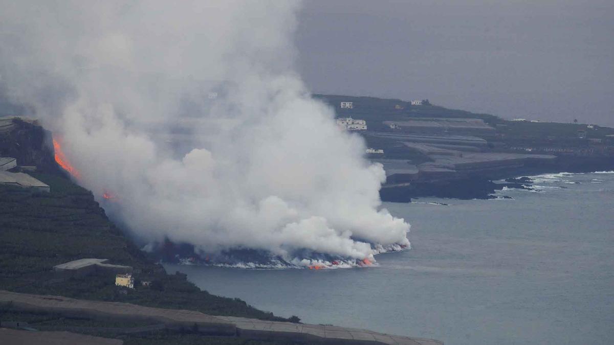 La lava se extiende sobre el mar de La Palma como si fuera un delta