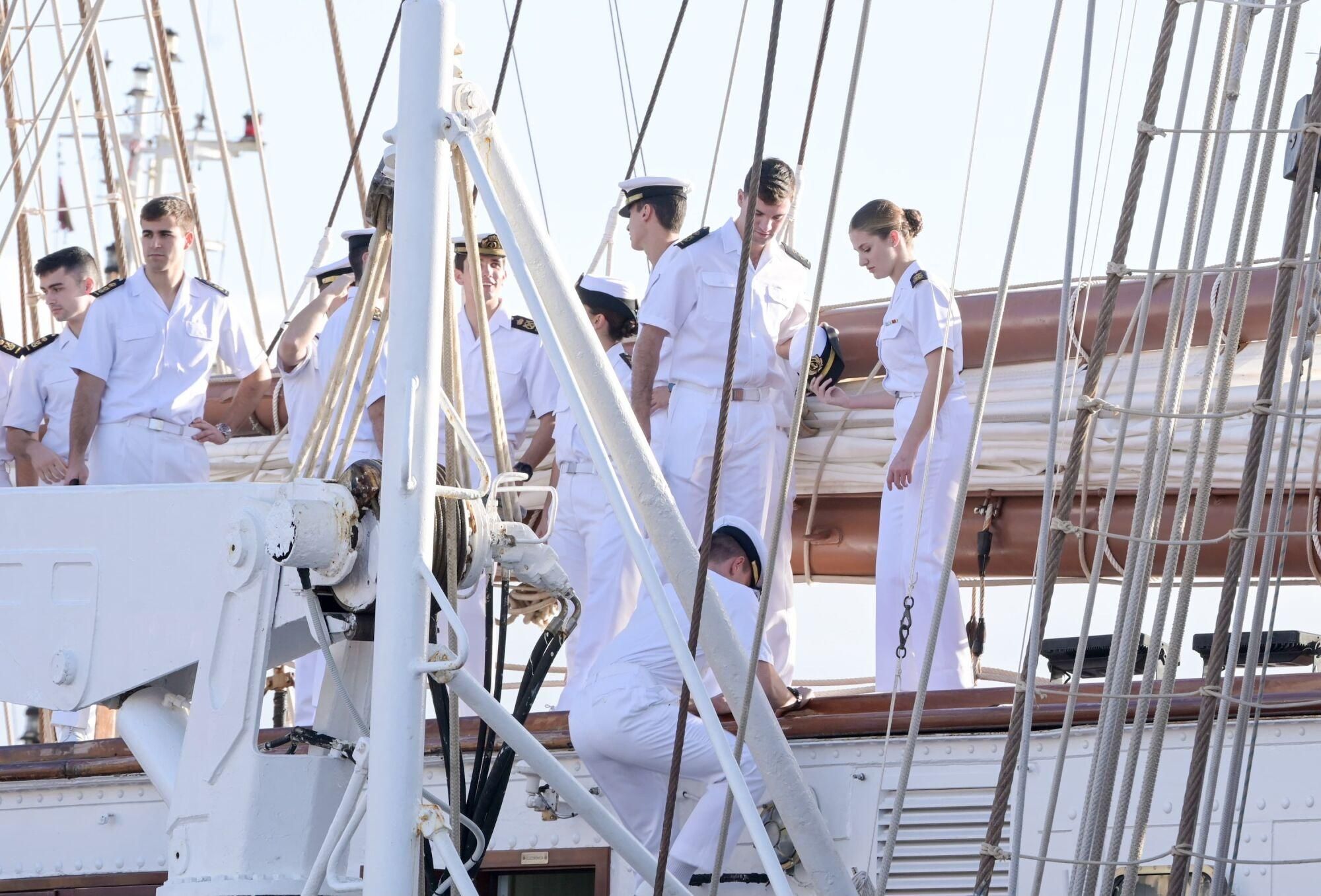 La Princesa Leonor, a su llegada al puerto de Santa Cruz de Tenerife con motivo de una escala en la isla como paso previo a partir hacia América, a 17 de enero de 2025, en Santa Cruz de Tenerife, Tenerife, Canarias (España). La princesa Leonor ha llegado a bordo del buque escuela 'Juan Sebastián de Elcano' a Santa Cruz de Tenerife, donde pasará tres días junto al resto de sus compañeros guardiamarinas con los que ha bajado a tierra en su primera escala desde que zarpó de Cádiz. 17 ENERO 2025;PRINCESA;LEONOR;TENERIFE;SANTA CRUZ;ELCANO Europa Press Canarias 17/01/2025. PRINCESA LEONOR;Europa Press Canarias;