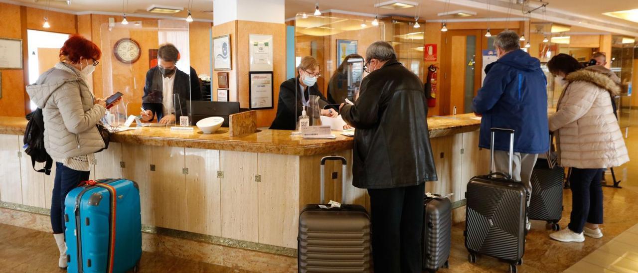 Turistas del Imserso llegan a un hotel de Eivissa el pasado invierno.