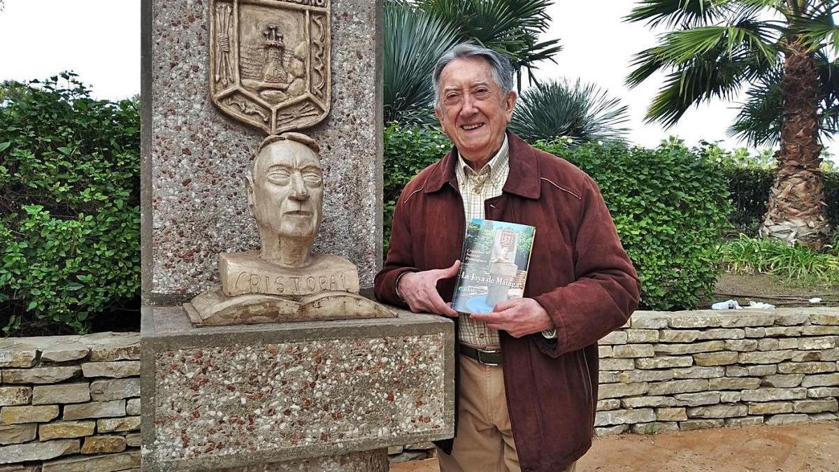 Cristóbal con su último libro y junto al busto que le hizo Pepe Chica.