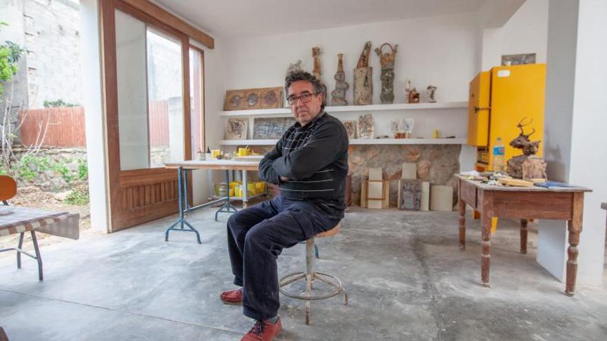  Toni Ribas, ‘Toniet’, posa en el taller de Sant Jordi, donde desarrolla su obra desde 1982. | V. MARÍ