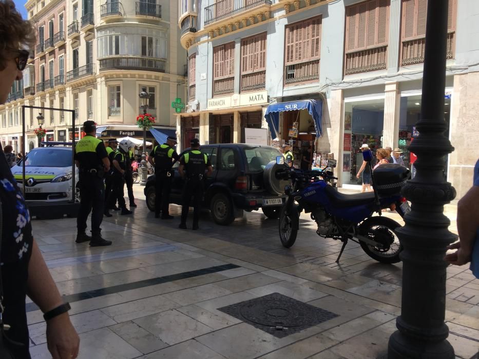 Detención de un hombre con su coche en la calle Larios.