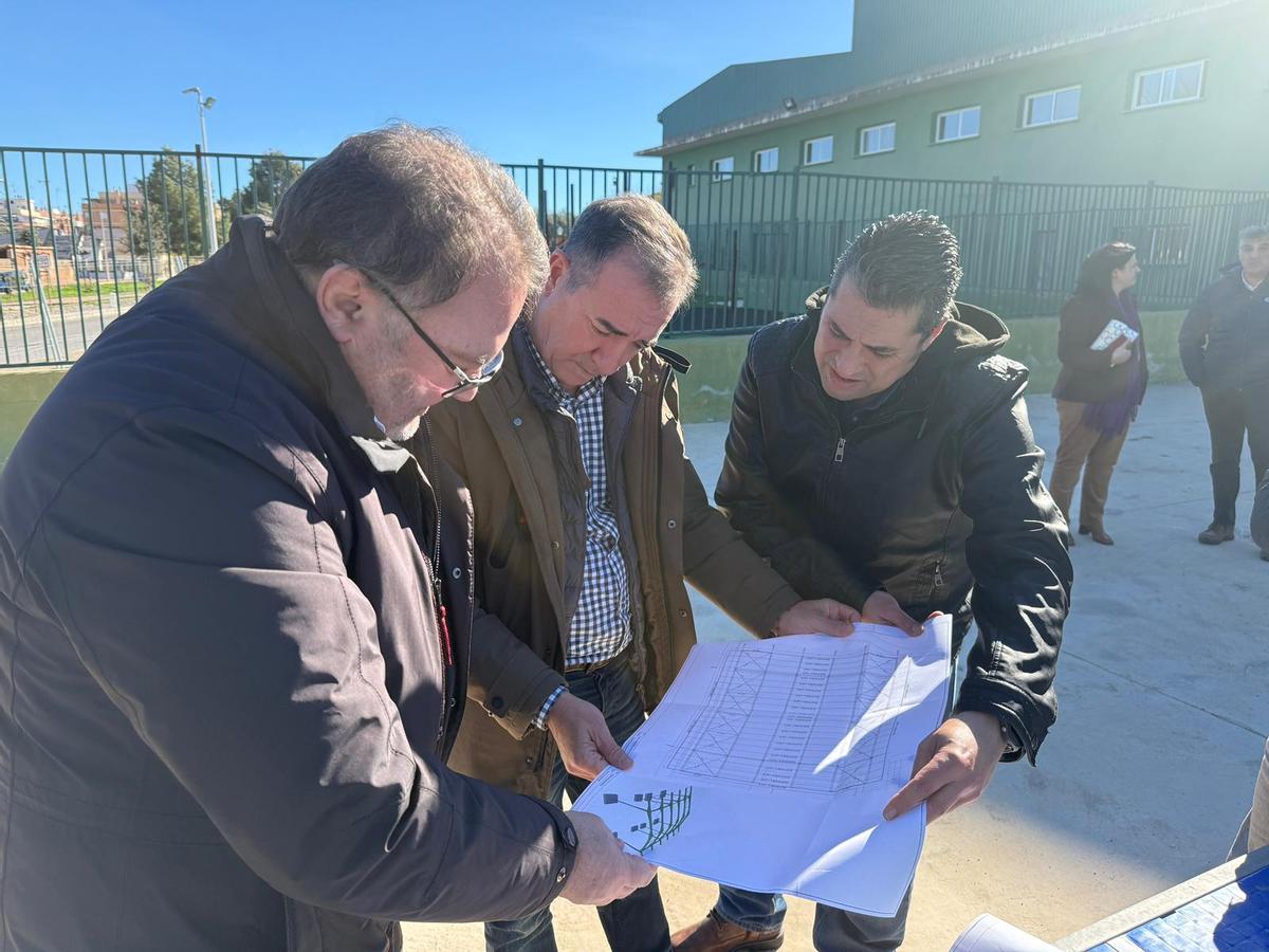 Firma de la orden para mejorar las pistas de pádel de Riba-roja.