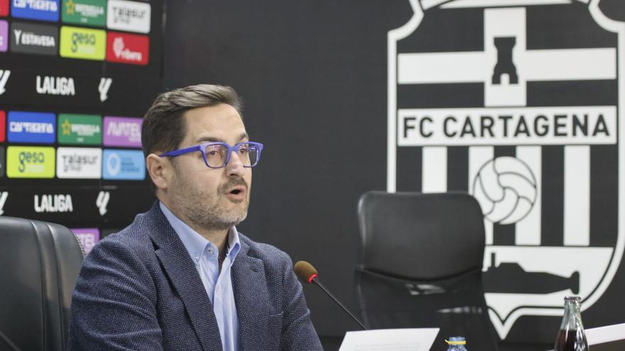 Paco Belmonte, en una rueda de prensa con el FC Cartagena. | IVÁN URQUÍZAR