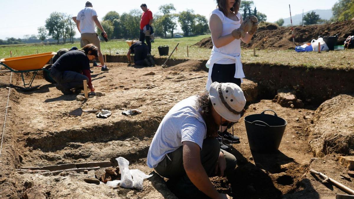 Excavaciones en la zona de La Castañera, en una campaña anterior. | Luisma Murias