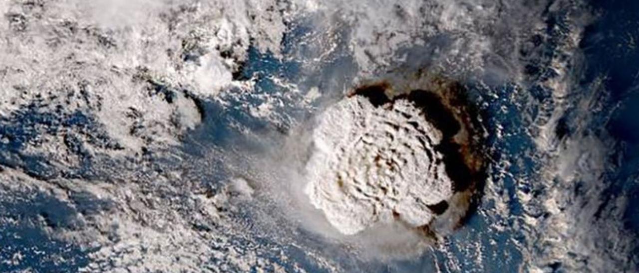 Imagen satélite del momento en el que se produjo la brutal erupción. | LEVANTE-EMV