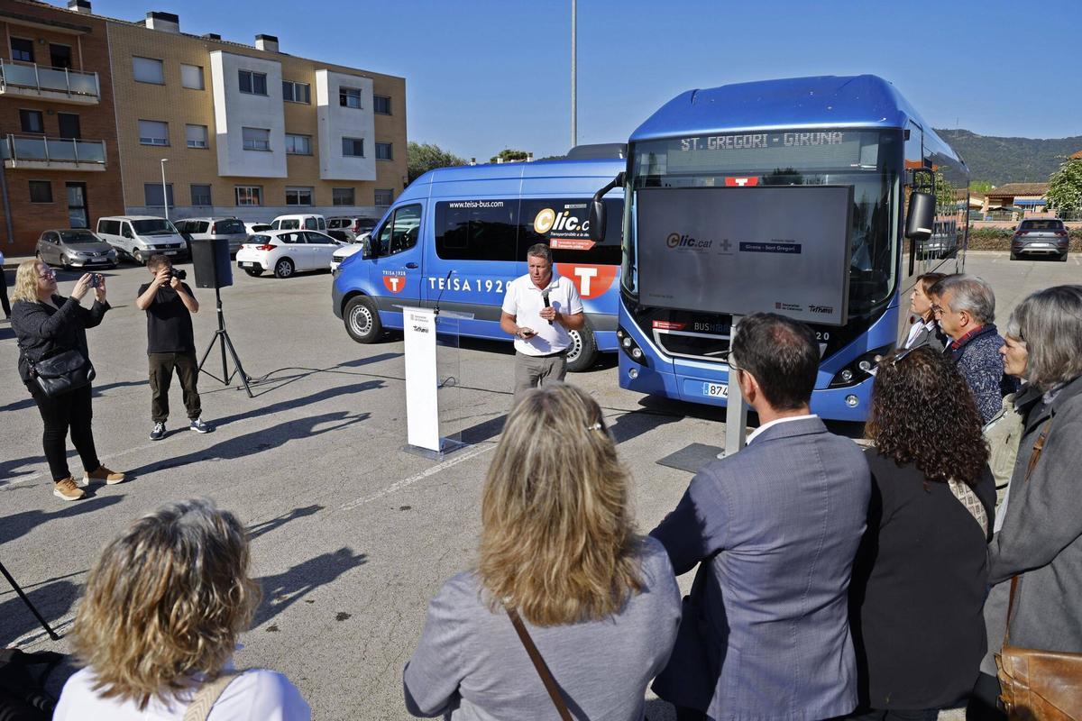 La consellera Paneque presenta la nova oferta de la linia d'autobus entre Girona, Sant Gregori i la Vall de Llemena.