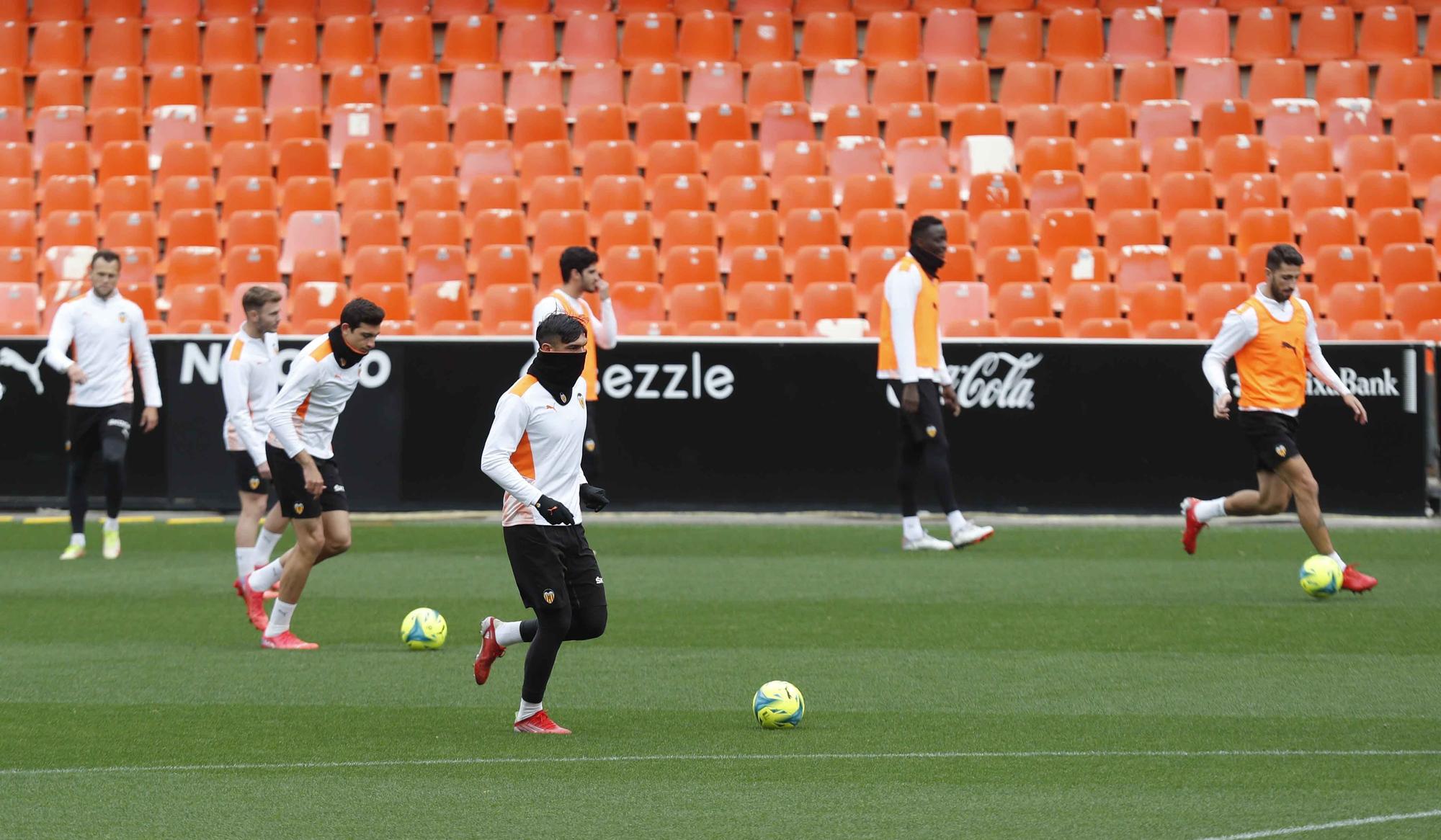 El Valencia se entrena por última vez antes del partido frente al Elche