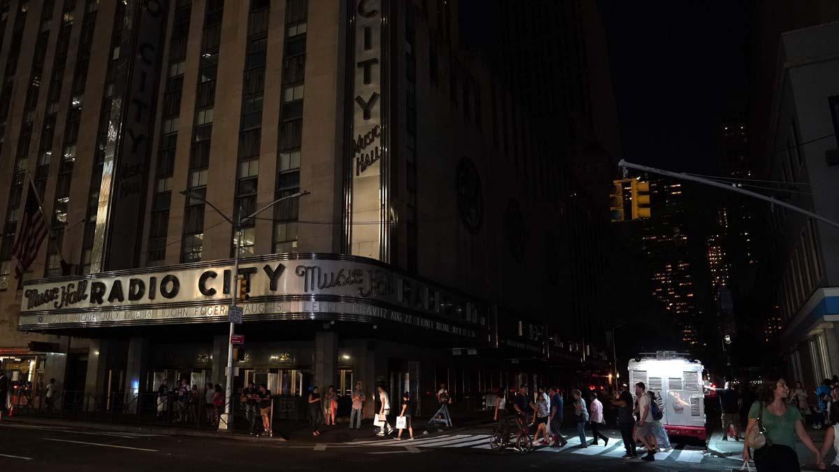  Volvió la luz a Manhattan tras un corte de suministro eléctrico en Nueva York que duró cerca de cuatro horas.