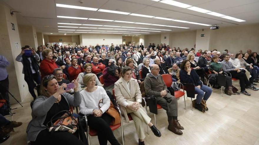 Los simpatizantes asistentes a la presentación de la plataforma en apoyo a Sánchez.