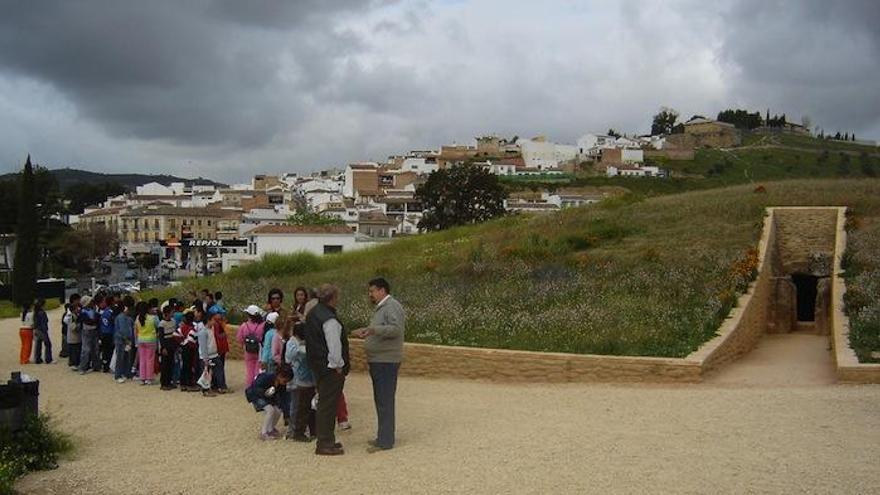 Escolares en los accesos al Sitio de los Dólmenes.