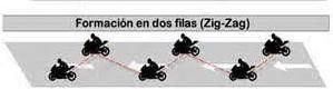 Disposición "atresbolillo" es la formación que deben aplicar los motoristas cuando circulan en grupo.