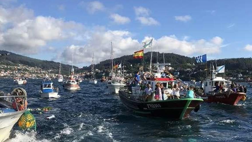 La procesión marítima de Bueu reunió a unos 100 barcos. // S.Á.
