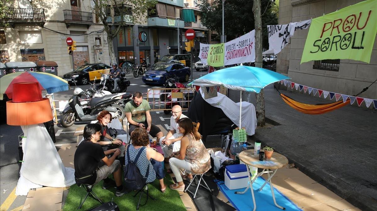Vecinos de la calle de Independència ocuparon uno de los chaflanes con la calle de Aragón durante el Park(ing) Day Vecinos de la calle de Independència ocuparon uno de los chaflanes con la calle de Aragón durante el Park(ing) Day