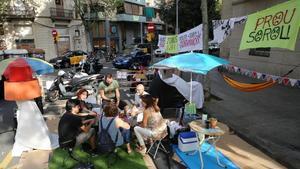 Vecinos de la calle de Independència ocuparon uno de los chaflanes con la calle de Aragón durante el Park(ing) Day