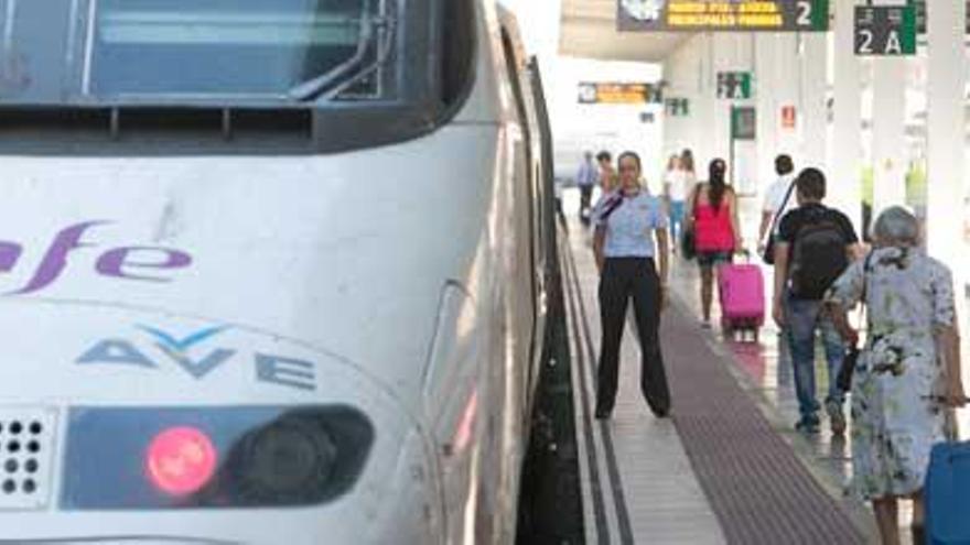 Las lanzaderas del Ave para llegar a Benidorm y Torrevieja arrancan el viernes