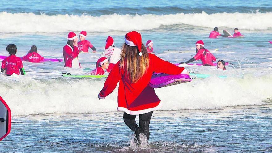 Unos 200 surfistas celebran la Navidad en la cresta de la ola en Patos
