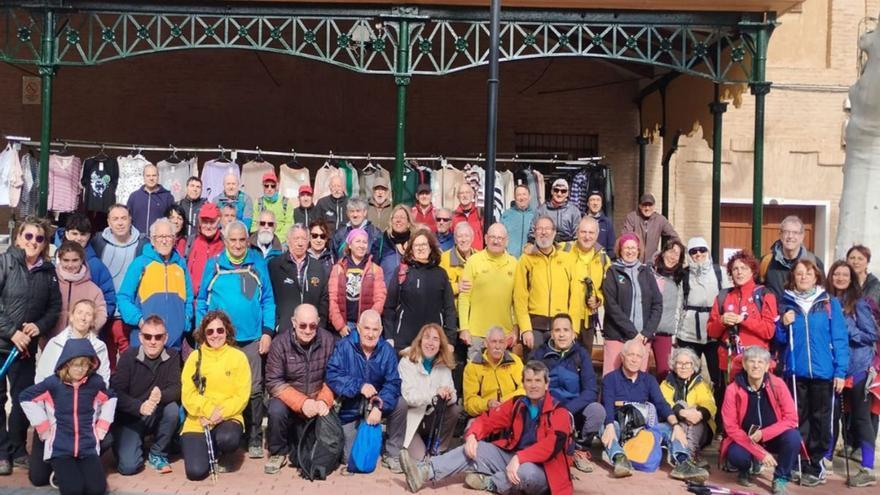 Unos 70 andarines llegados de distintos puntos realizaron el recorrido entre Alpartir y Almonacid.  | SERVICIO ESPECIAL
