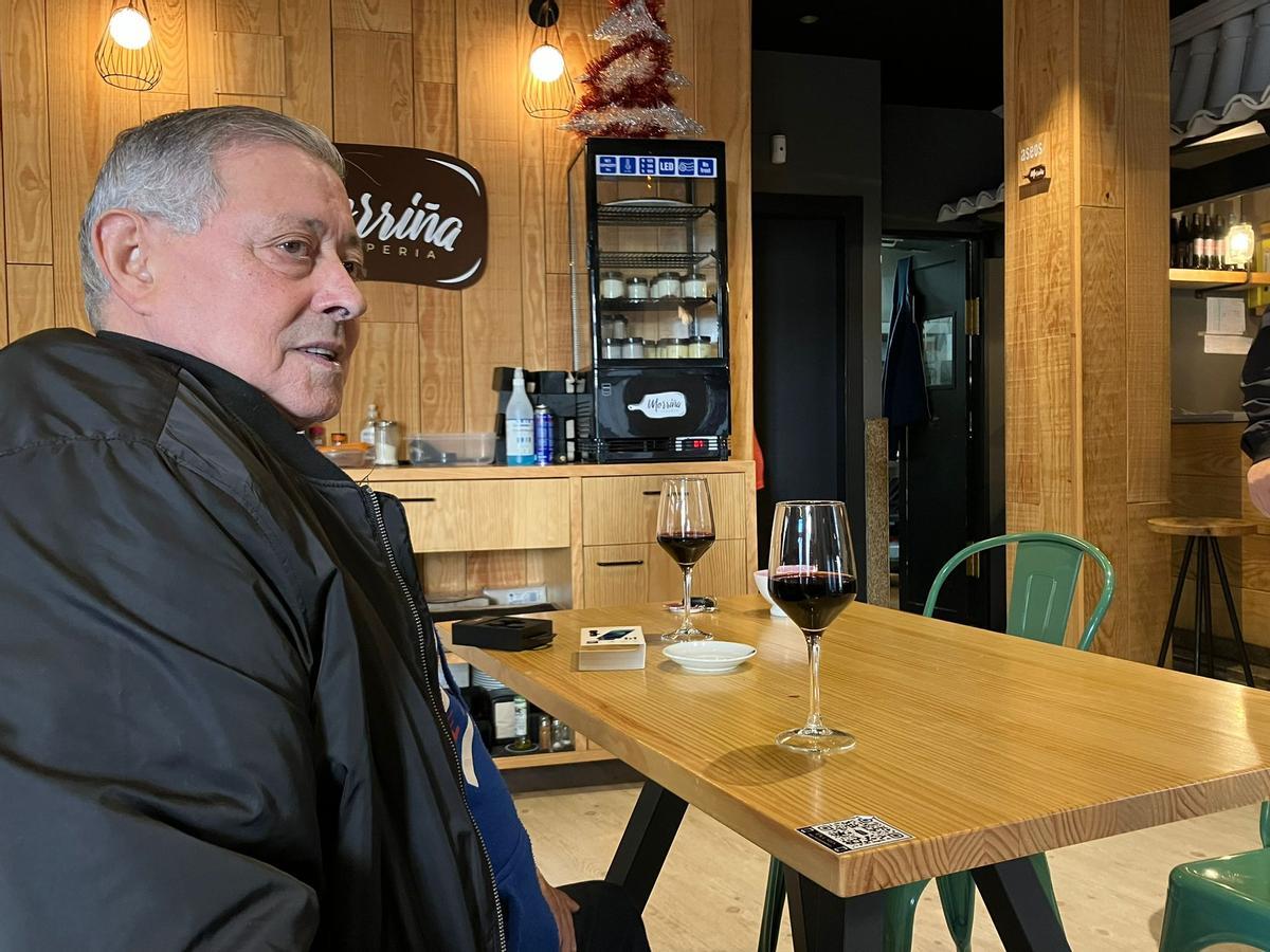 Mañoña confiesa que una de sus pasiones es cantar con amigos mientras disfruta de un buen vino.