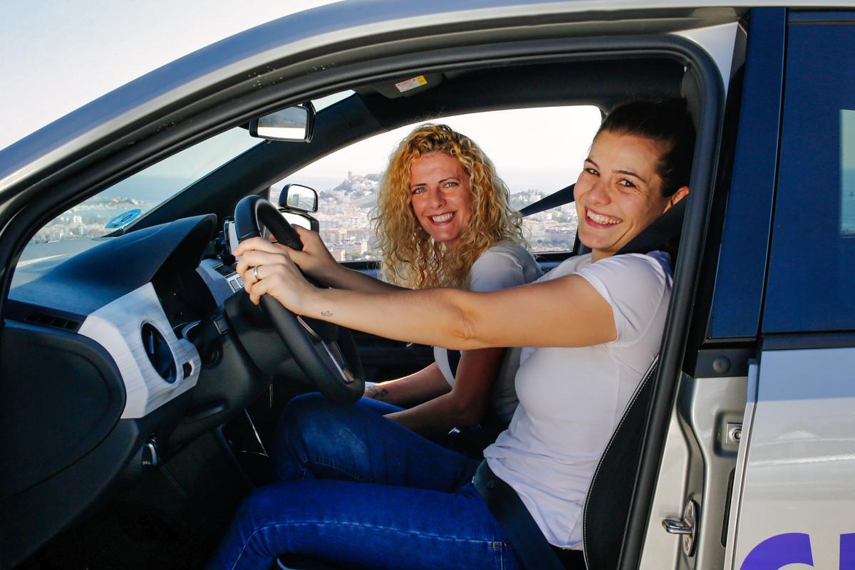 Aprender a conducir es más fácil en Autoescuela Residencial con su nuevo vehículo pequeño, eléctrico y automático.