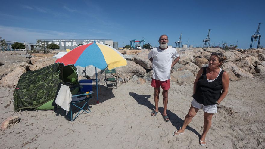 La pareja que vive en una playa de Alicante, obligada a retirar su tienda de campaña