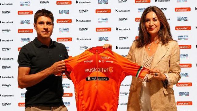 Mikel Landa mostra el mallot de l’Euskaltel.  | EUROPA PRESS