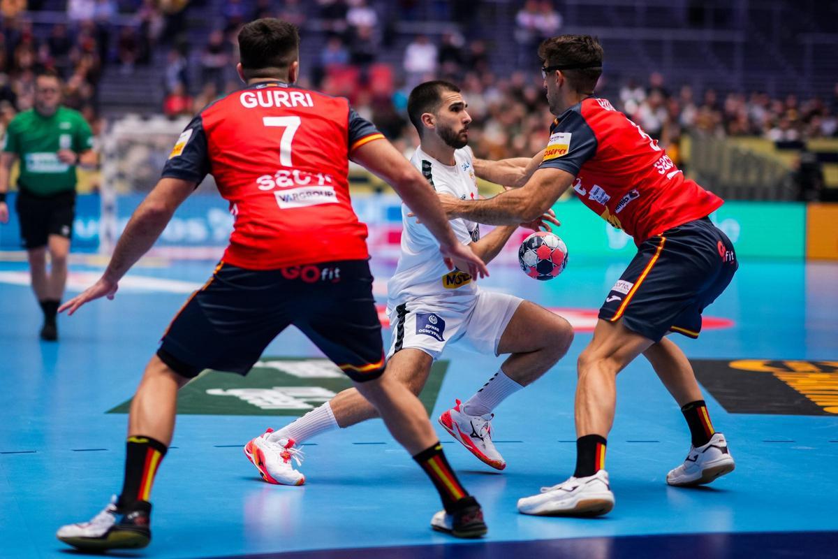 Los Hispanos relativamente cómodos en el partido debut de los de Ribera