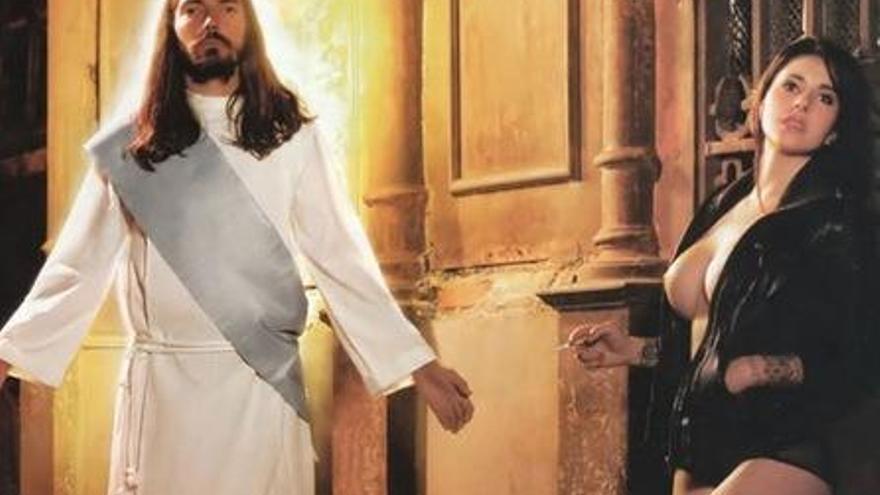 Una de las polémicas fotos de Playboy con Jesucristo en un burdel
