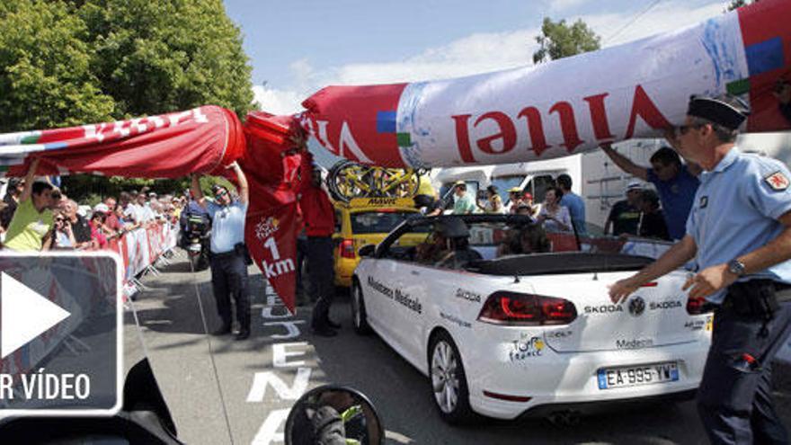 Tour de Francia: Caos al caer la pancarta del último kilómetro sobre los favoritos