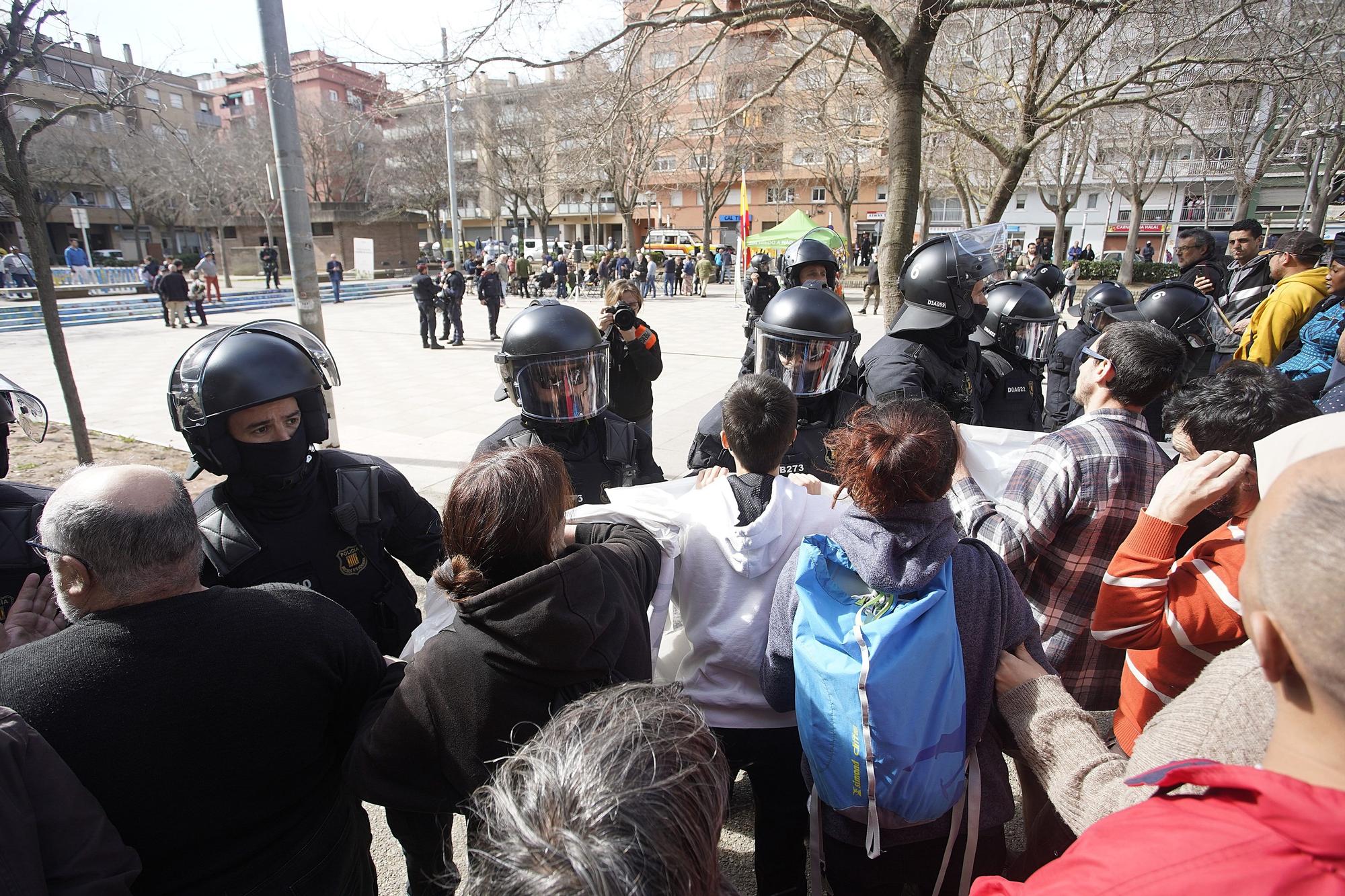 Un centenar de persones es manifesten contra un acte electoral de VOX a Girona