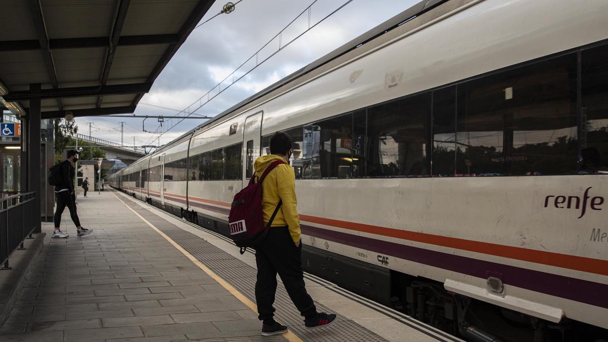 Un tren de Rodalies, a Maçanet de la Selva (arxiu)