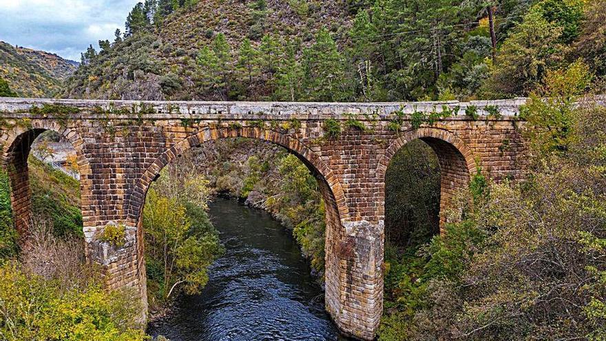 El puente romano sobre el río  Bibei, entre Pobra de Trives  y Quiroga, destaca por su magnitud y la perfección de su construcción.