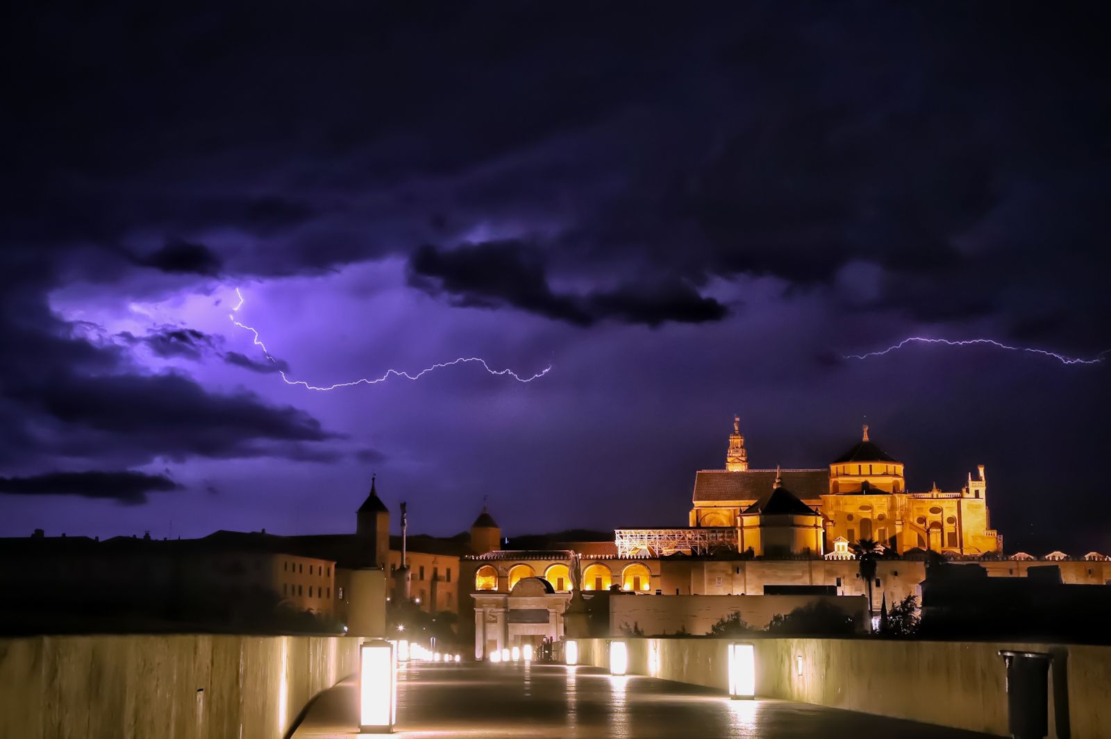 Córdoba registra una espectacular tormenta eléctrica con cientos de rayos