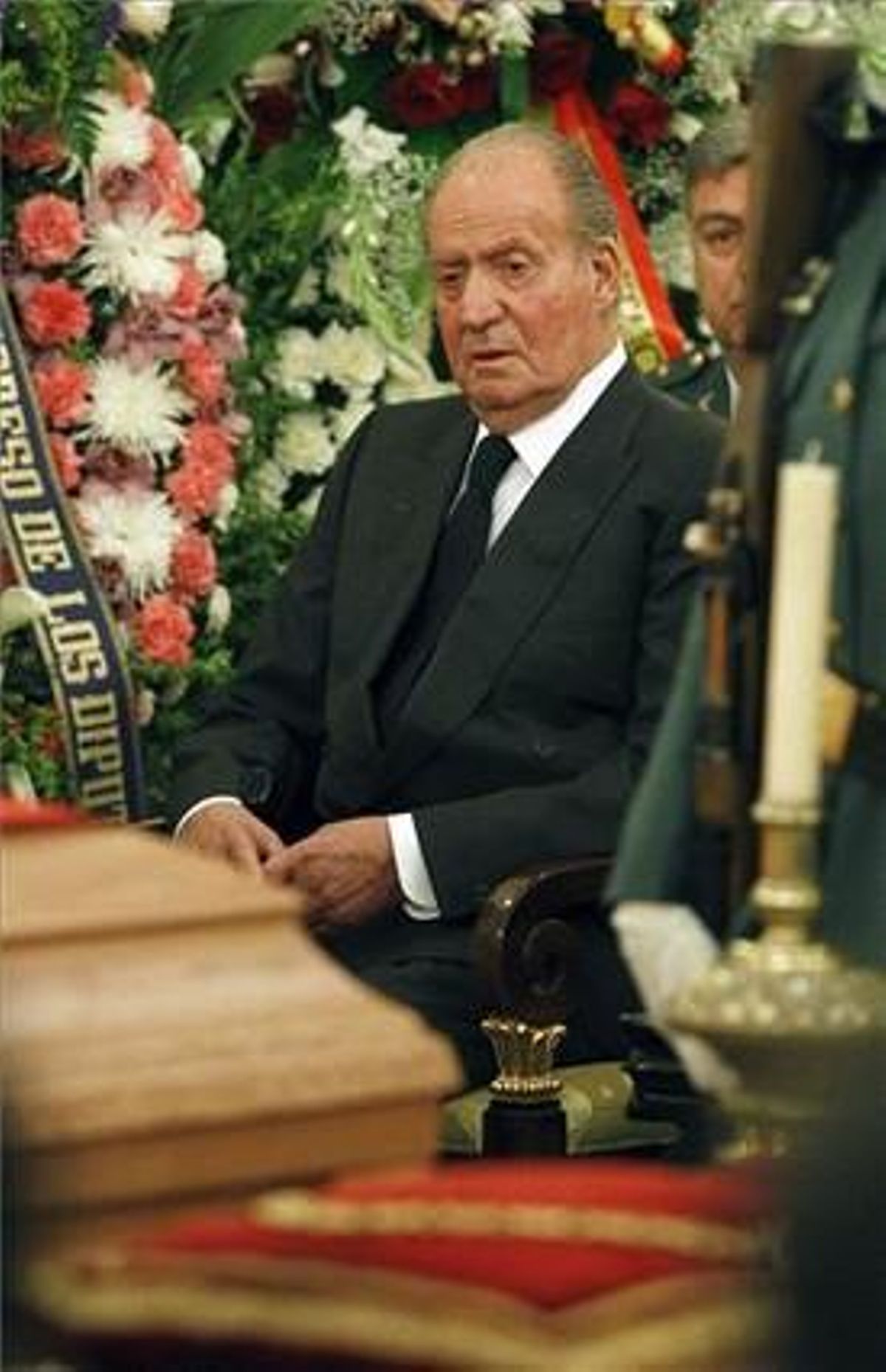El Rei, davant del fèretre amb les restes mortals de l’expresident del Govern Adolfo Suárez. Govern Adolfo Suárez.
