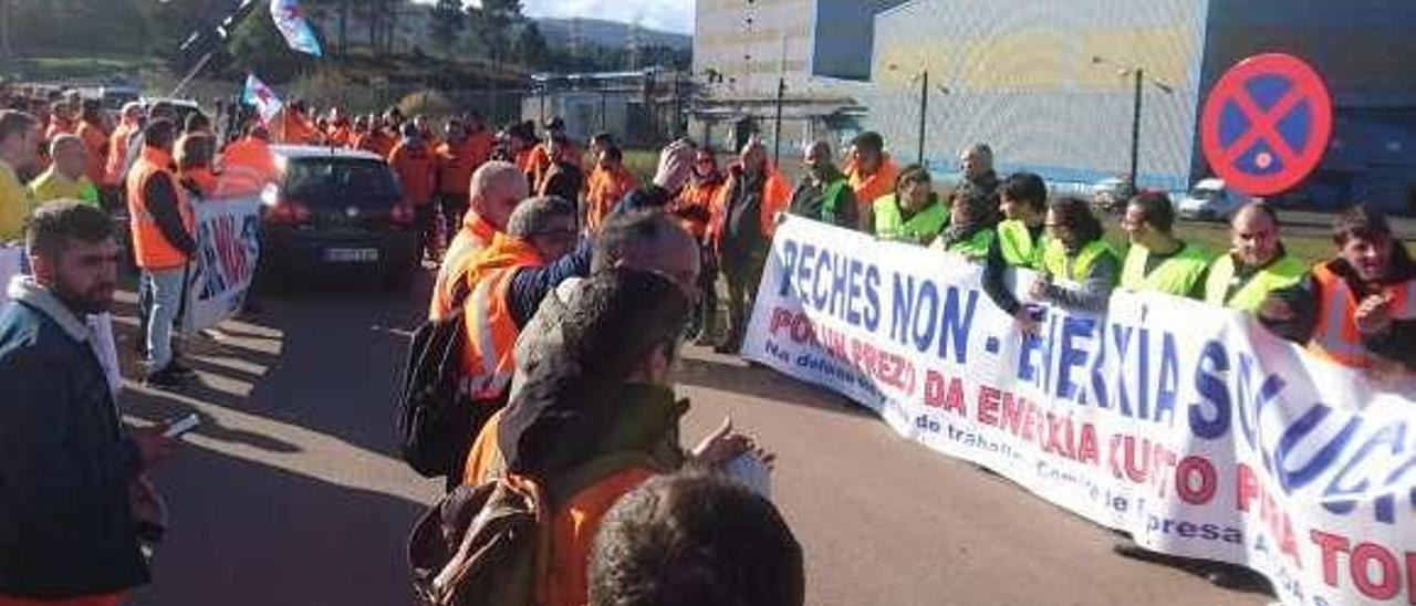 Trabajadores de Avilés y La Coruña, en una protesta ante la factoría de San Ciprián el pasado diciembre.