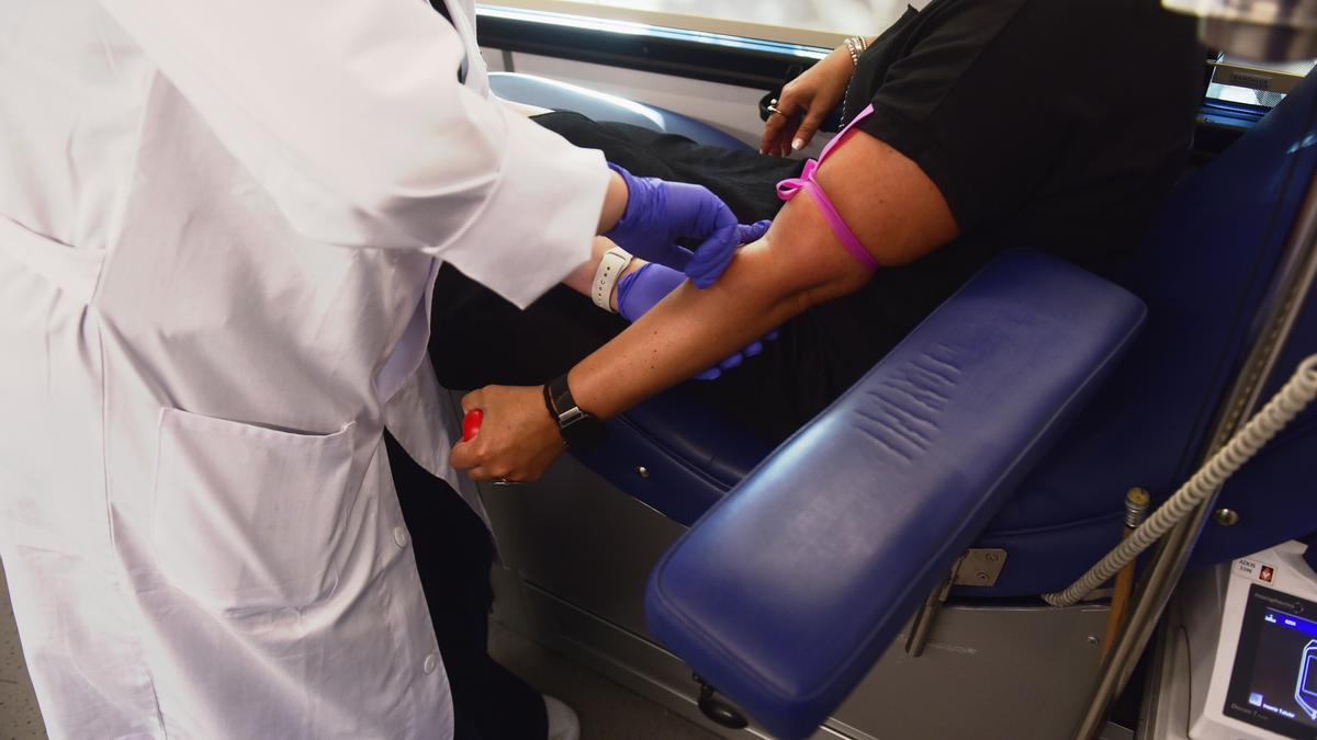 Donación de sangre, este miércoles, en una unidad móvil de ADOS, en O Ventorrillo.