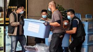 La policia hongkonguesa deté sis directius d’un mitjà independent