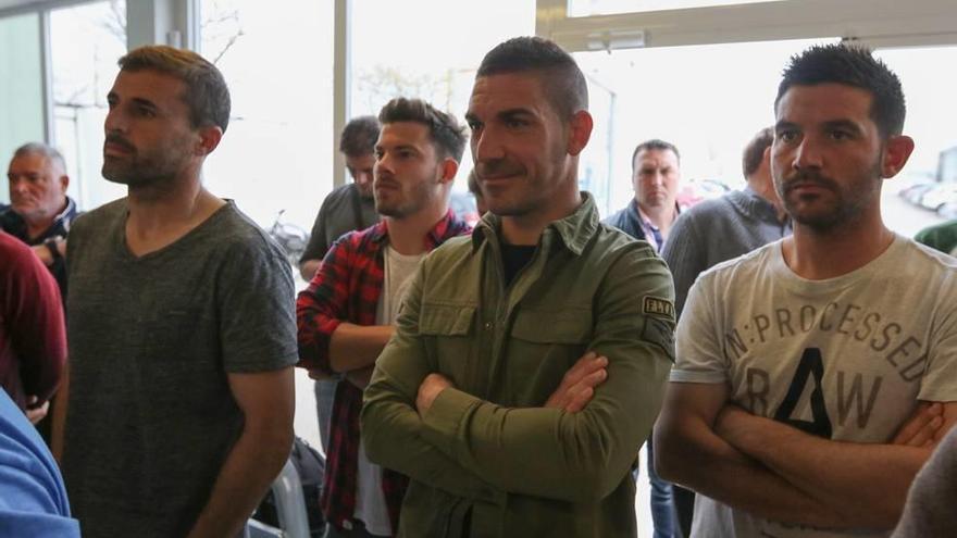 Los jugadores Esteban, Chando y Guasp, durante el acto de presentación de los festejos.