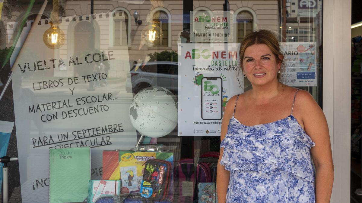 La edila Ribera, en uno de los comercios adheridos a la campaña.