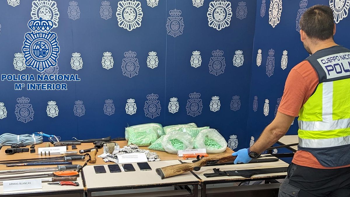 Un policía junto a los efectos incautados en Alicante.