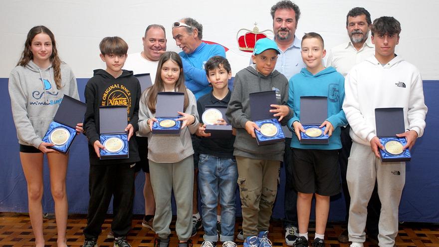 El Trofeo Ría de Vigo de Optimist se repartió entre regatistas de cuatro clubes de la provincia